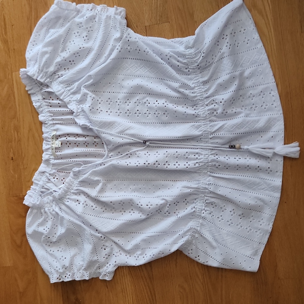 Excellent condition soft lace eyelet top